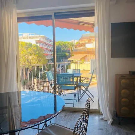Lägenhet Les Pins Pinede Terrasse *